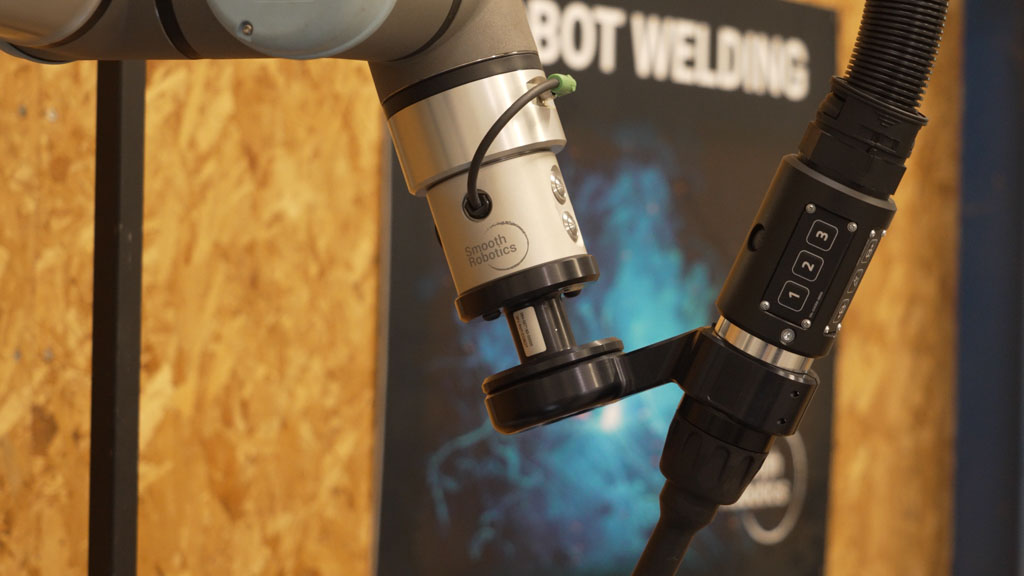 A demonstration of SmoothTool with presenting SmoothTool welding cobot software programming flange