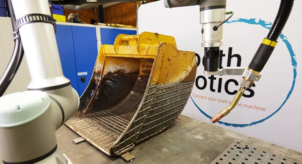 Excavator bucket with hardfacing mesh. Universal Robot with SmoothTool in the foreground