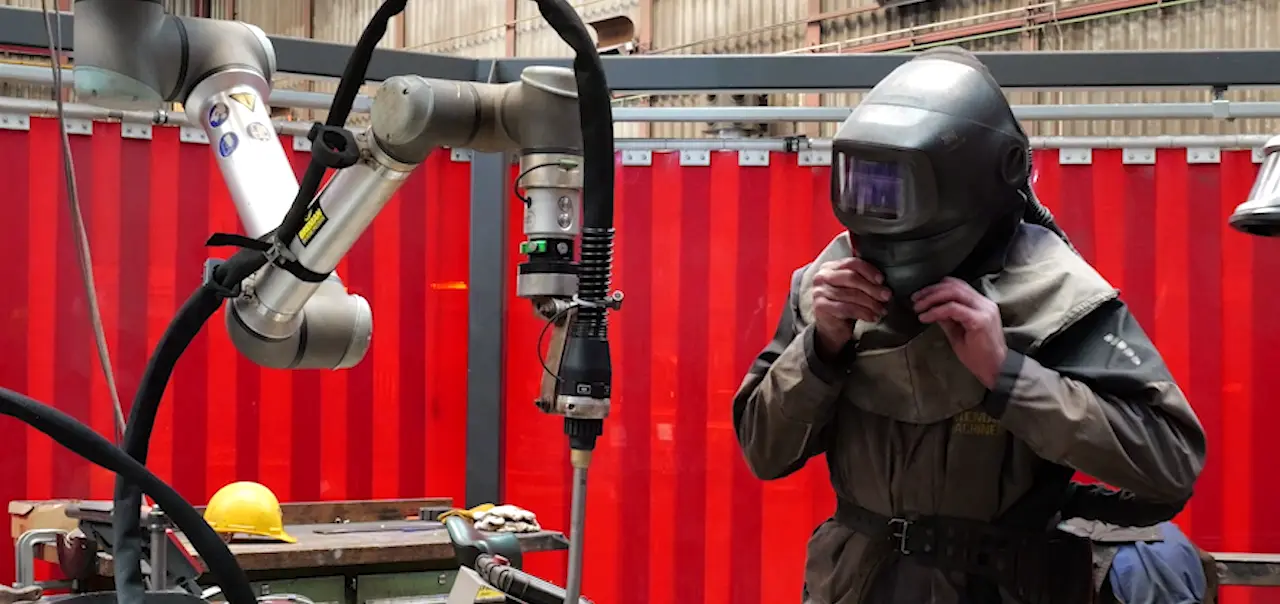SmoothTool Keeps Welding Expertise Alive at Breman Machinery 6 Welder putting on his protective gear before welding with a UR cobot and SmoothTool