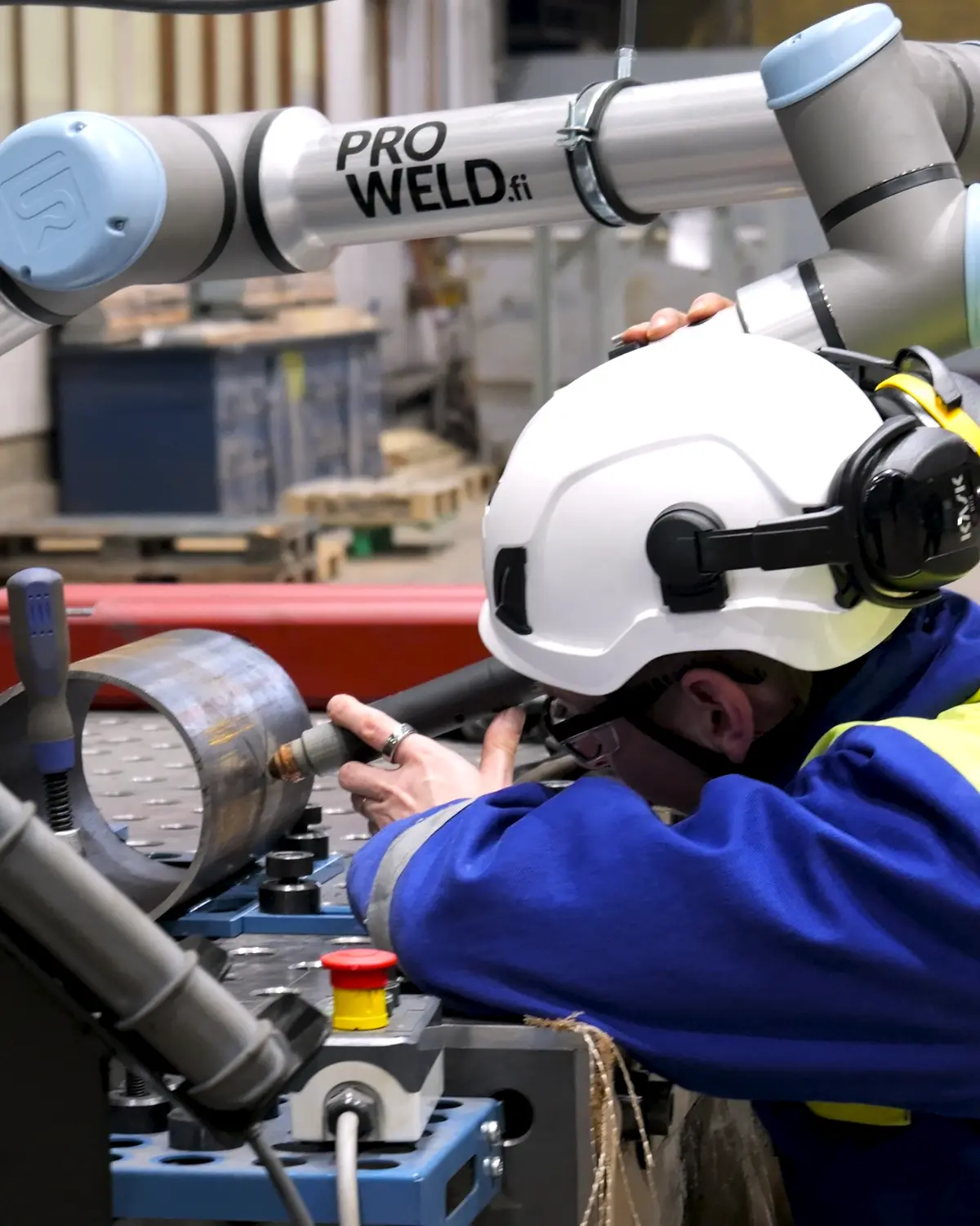 Helsinki Shipyard welding engineer using the SmoothTool flange to program a cobot plasma cutting path