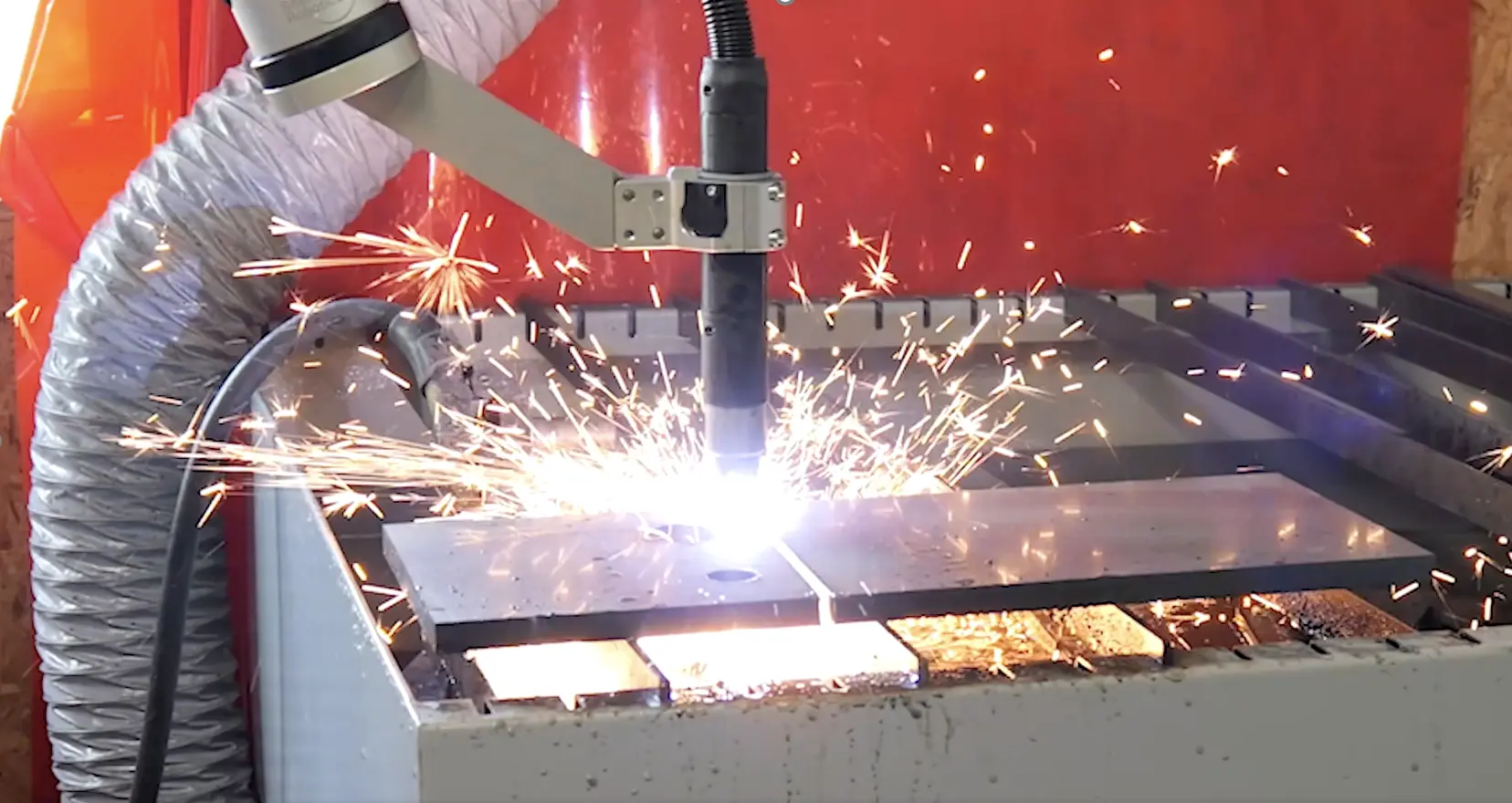 Flat plate being cut by SmoothCut plasma cutting solution